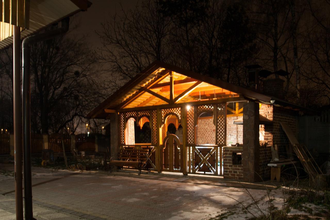 Alekselena Hotel Malekhuv Exterior photo