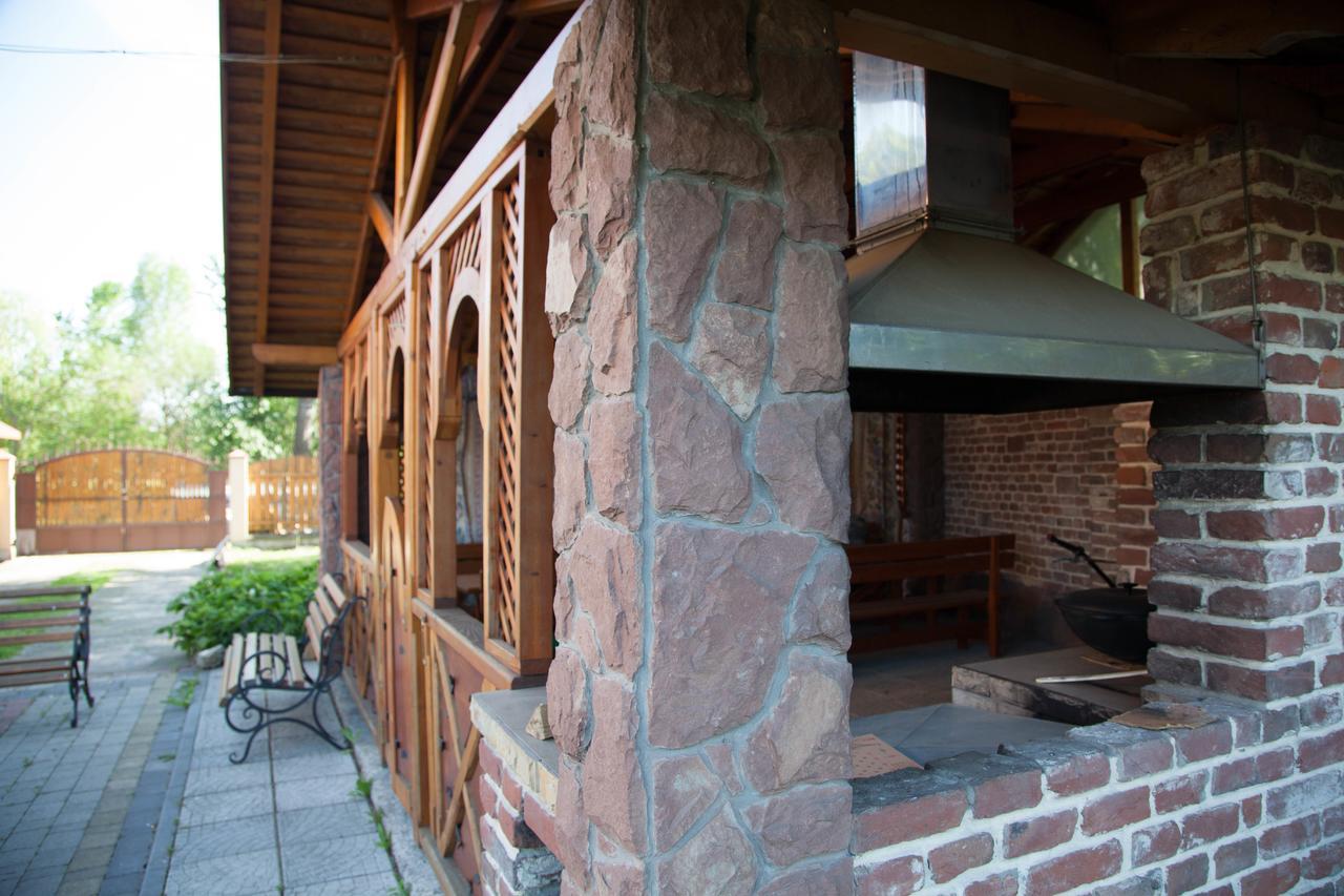 Alekselena Hotel Malekhuv Exterior photo