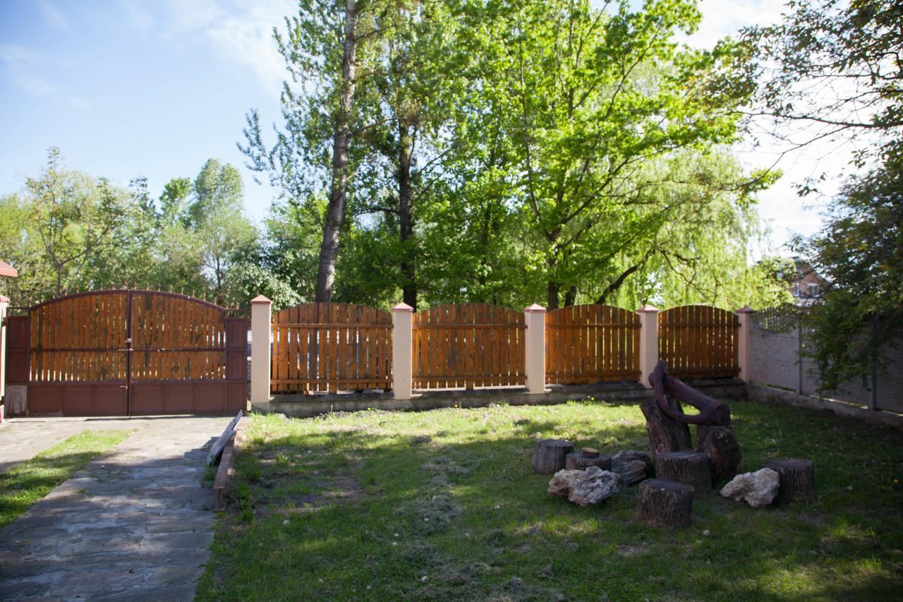 Alekselena Hotel Malekhuv Exterior photo